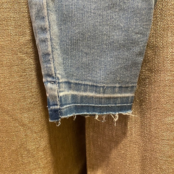 LIKE NEW Artisan NY Light Wash Jeans - Picture 4 of 4